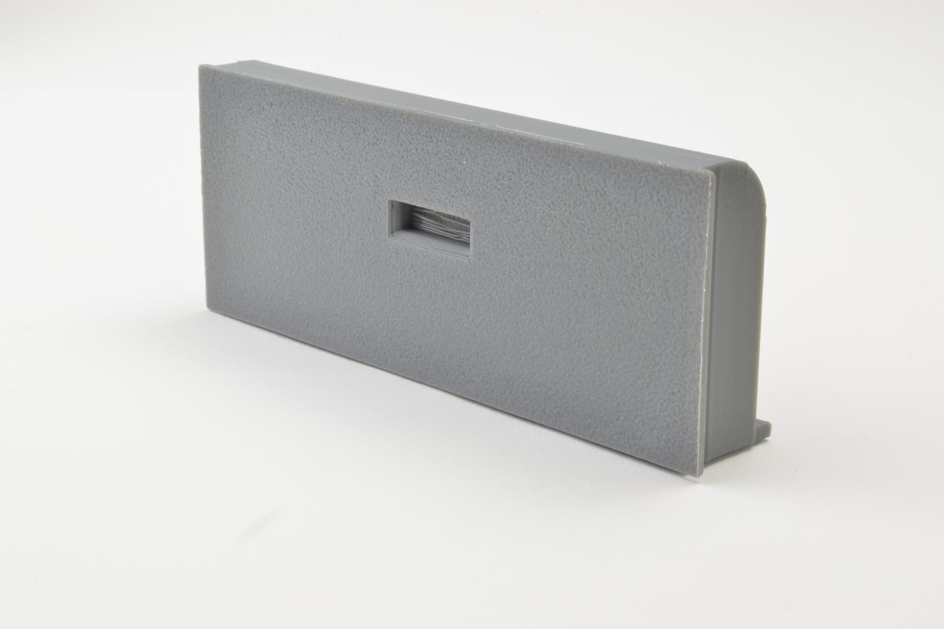 PWR-C6-BLANK Netzteil-Slot-Blende in Grau, Winkelansicht, 3D-gedruckt aus ASA