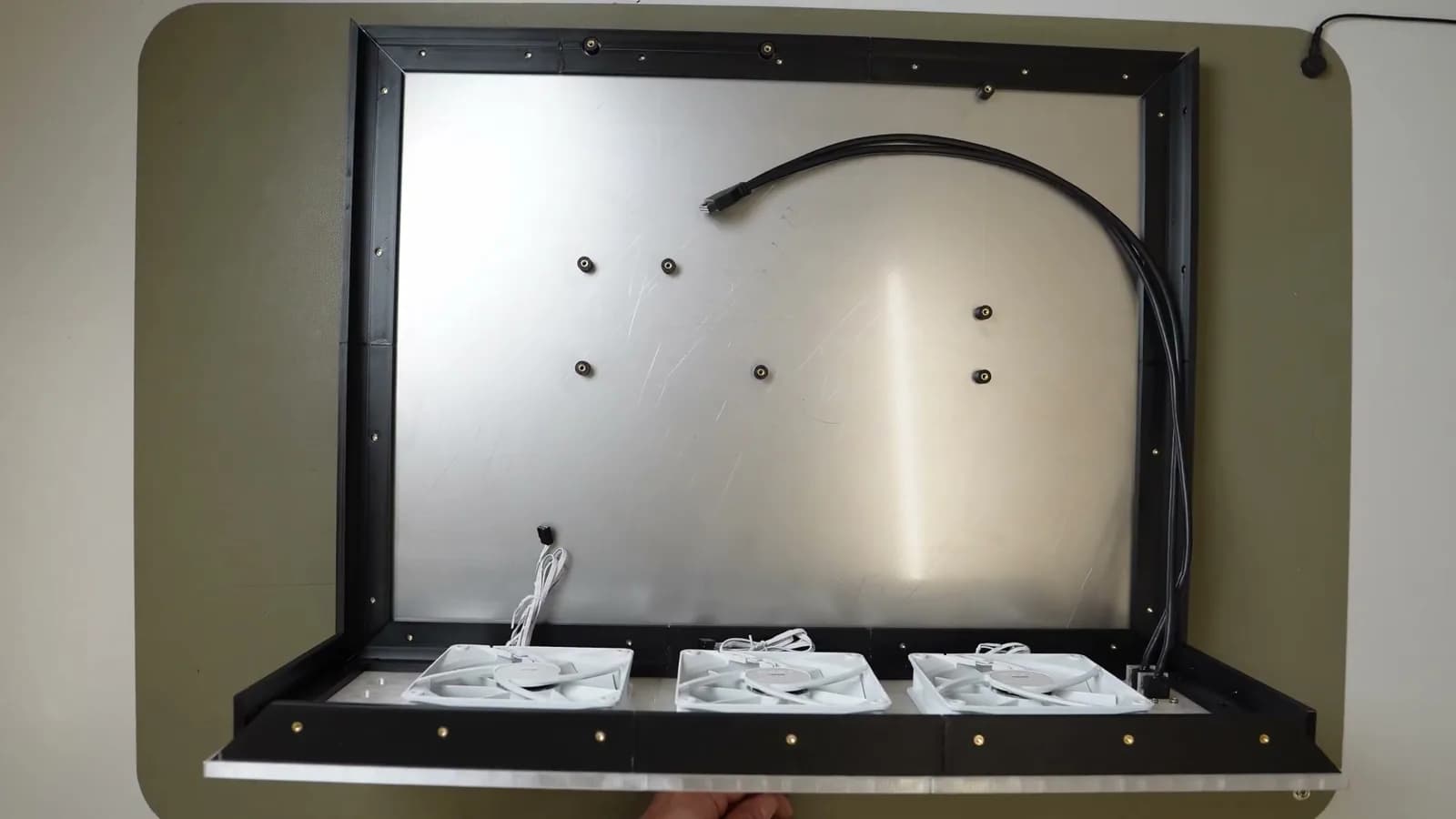 FLS36-Prototyp: Baugruppenträger mit 3D-gedruckten schwarzen Rahmenprofilen auf Aluminium-Grundplatte, unten drei montierte Lüfter — Standbild aus unserem Projektvideo