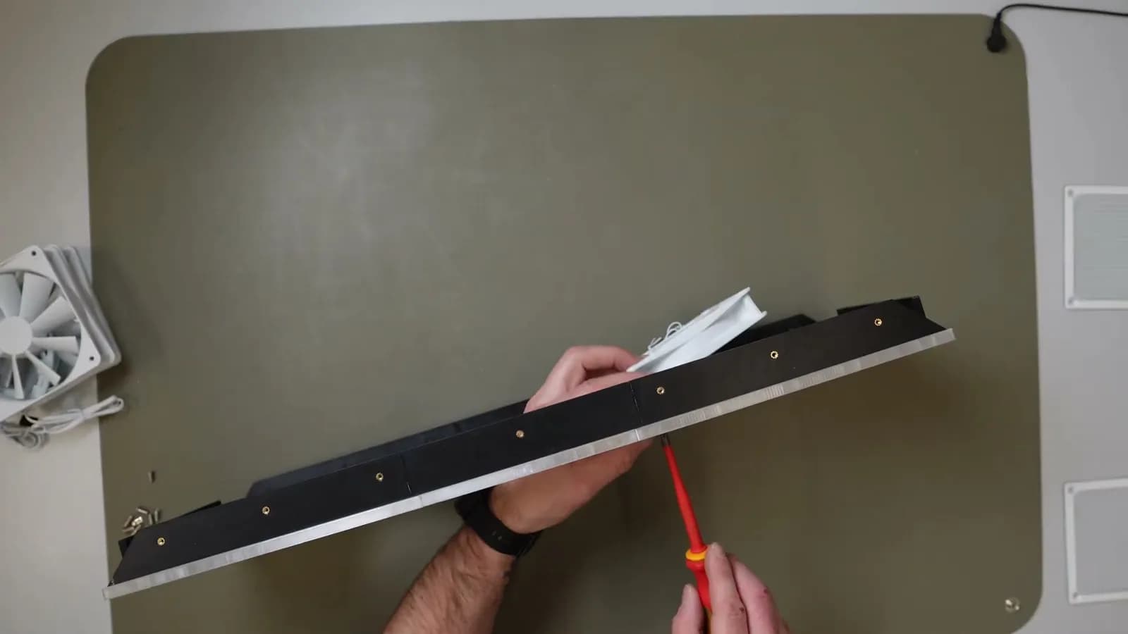 Montage eines 3D-gedruckten Panels mit Gewindeeinsätzen am FLS36-Prototyp — Standbild aus unserem Projektvideo
